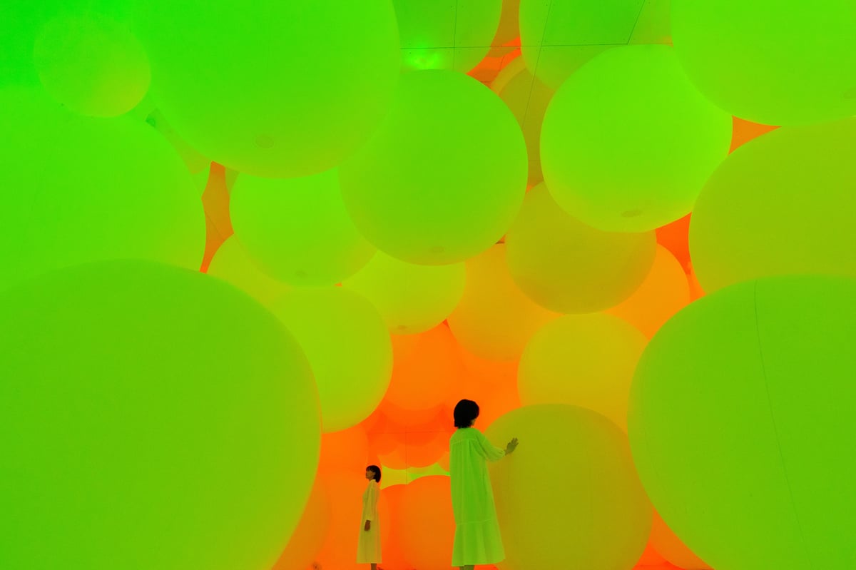 変容する空間、広がる立体的存在 - 平面化する3色と曖昧な9色 / Expanding Three-dimensional Existence in Transforming Space - Flattening 3 Colors and 9 Blurred Colors | teamLab / チームラボ