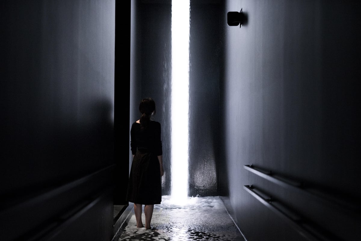 Waterfall of Light Particles at the Top of an Incline | teamLab