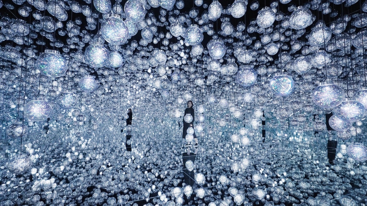 Bubble Universe: Spherical Crystallized Light, Wobbling Light, and Environmental Light - One Stroke | teamLab