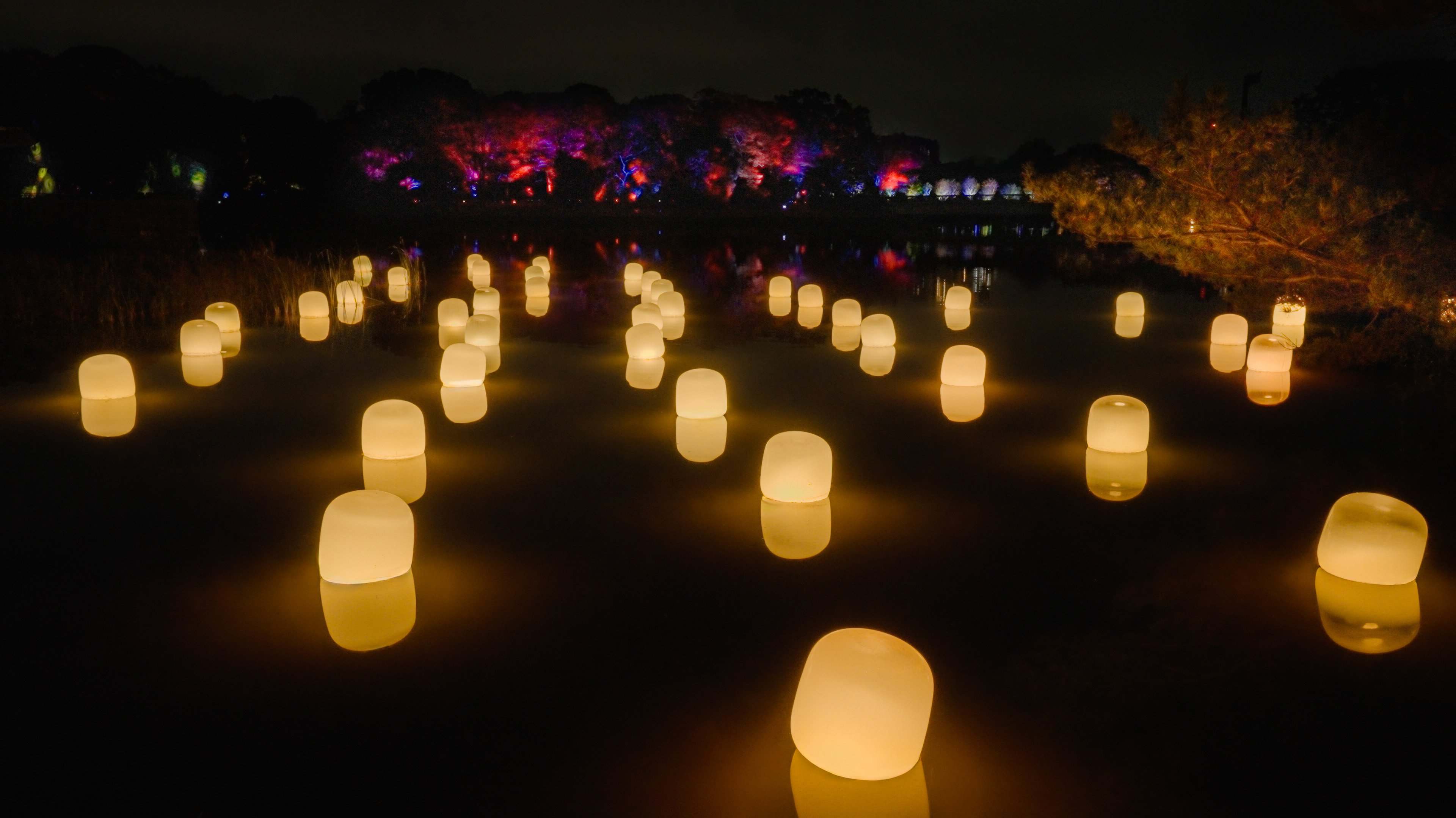 大池に浮遊する呼応するランプ - Fire / Floating Resonating Lamps on