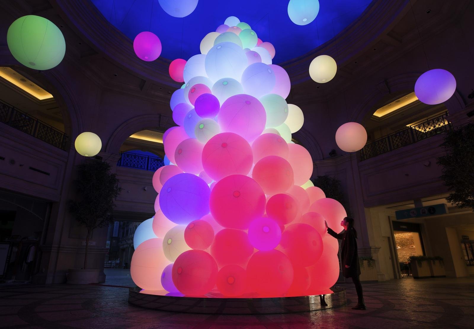 チームラボ、お台場ヴィーナスフォートにて 光の球体が集まってできた